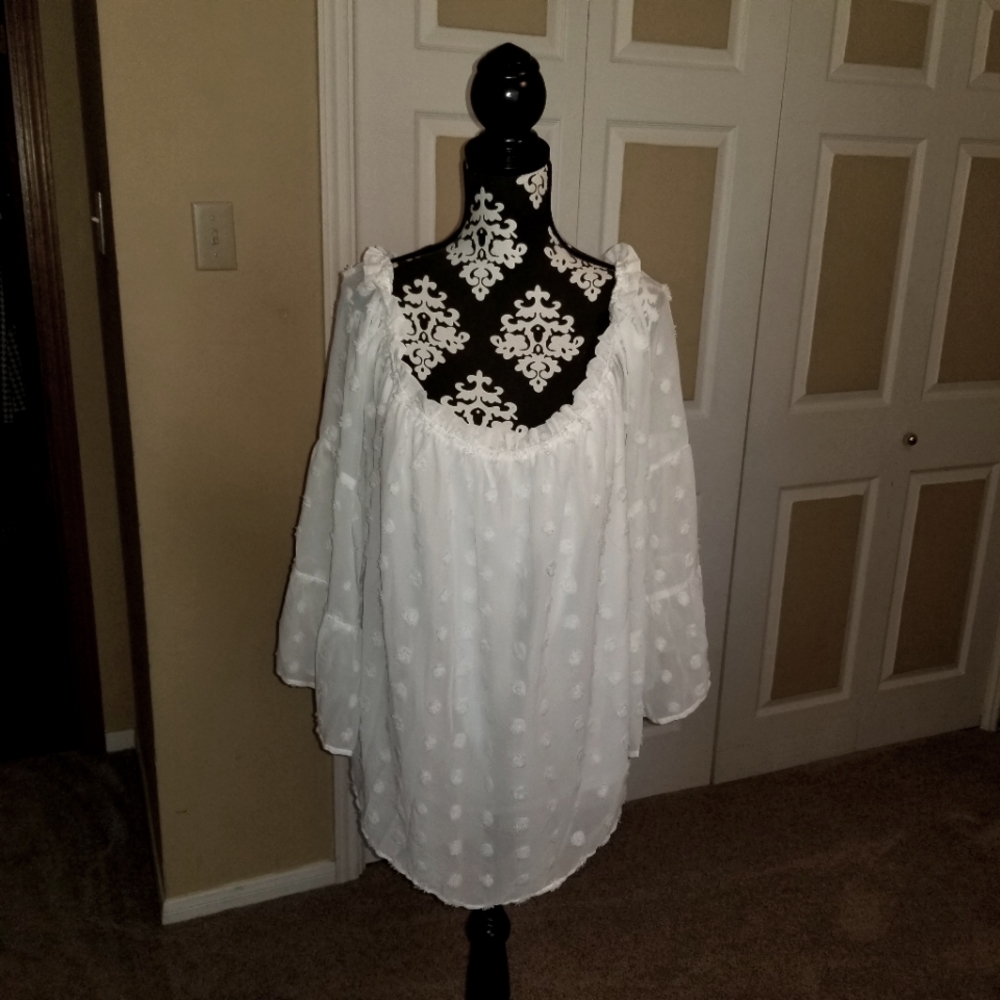 ANDREE BY UNIT White Swiss Dot Peasant Off-Shoulder Top